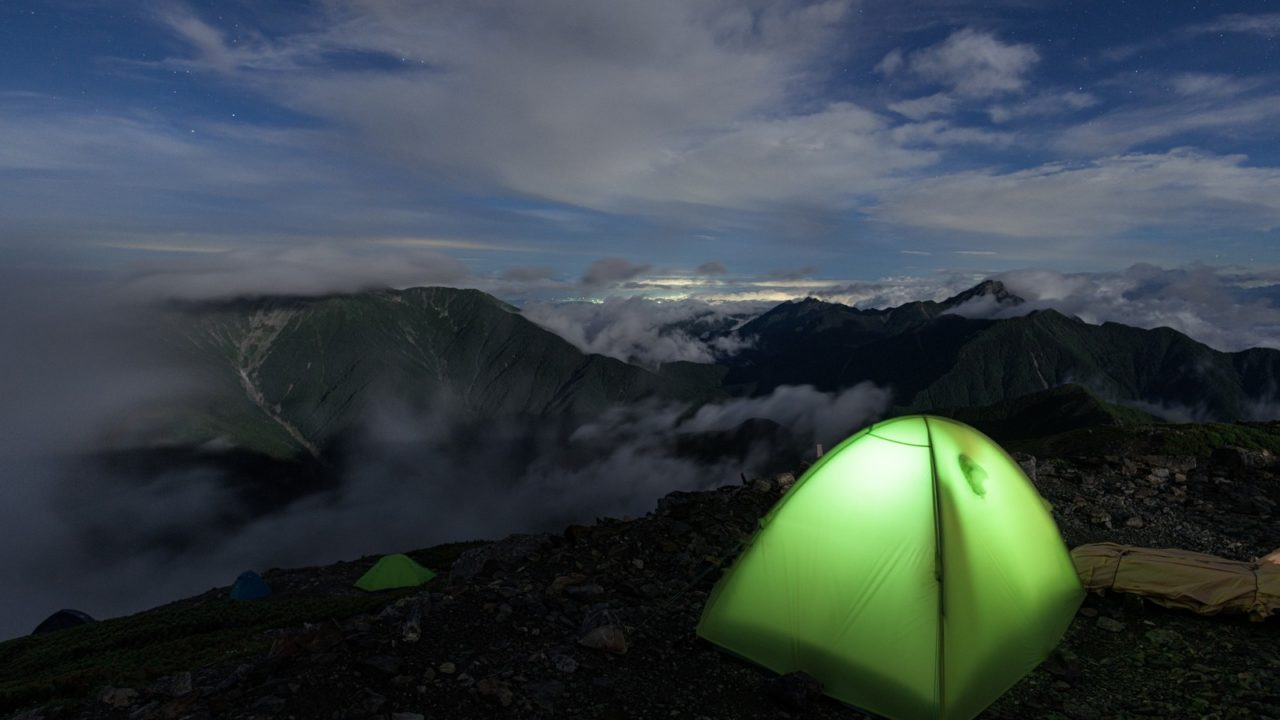 キャンプの怖い話テントを叩く小さな手 キャンプラス ゆるく楽しめるキャンプ 釣り 登山のブログ